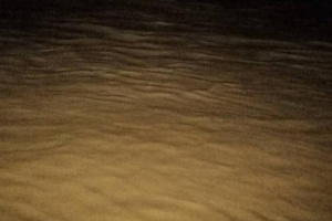 سيول جارفة تقطع الطريق الدولي في "أحور" وتشل حركة السير بين عدن وحضرموت