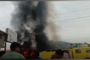 حريق هائل في إحدى ورش الصيانة نتجية ماس كهربائي في عدن