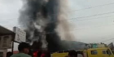 حريق هائل في إحدى ورش الصيانة نتجية ماس كهربائي في عدن