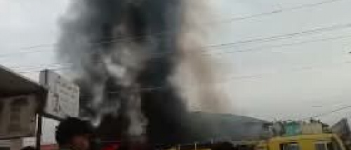 حريق هائل في إحدى ورش الصيانة نتجية ماس كهربائي في عدن