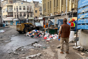 مدير عام صيرة يطلع على سير أعمال رفع مخلفات الأمطار في المديرية