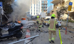 انفجارات عنيفة تهز إسرائيل.. مصابون بعد سقوط شظايا على مبنى وسط تل أبيب