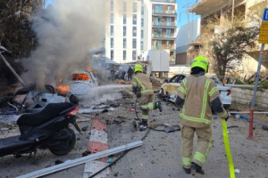 انفجارات عنيفة تهز إسرائيل.. مصابون بعد سقوط شظايا على مبنى وسط تل أبيب