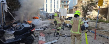 انفجارات عنيفة تهز إسرائيل.. مصابون بعد سقوط شظايا على مبنى وسط تل أبيب