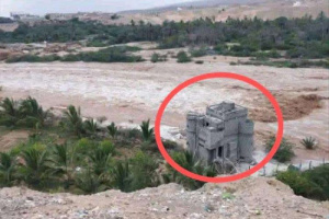 سيول جارفة تحاصر منزلًا مكونًا من أربعة طوابق