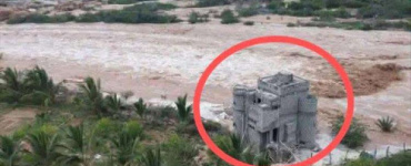 سيول جارفة تحاصر منزلًا مكونًا من أربعة طوابق