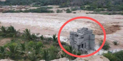 سيول جارفة تحاصر منزلًا مكونًا من أربعة طوابق