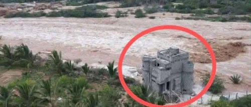 سيول جارفة تحاصر منزلًا مكونًا من أربعة طوابق