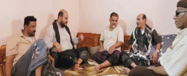 تنفيذية انتقالي حضرموت تعايد عدداً من أسر شهداء الجنوب بمدينة المكلا 