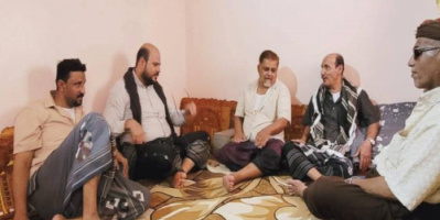 تنفيذية انتقالي حضرموت تعايد عدداً من أسر شهداء الجنوب بمدينة المكلا 