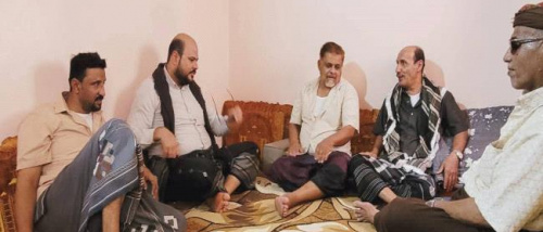 تنفيذية انتقالي حضرموت تعايد عدداً من أسر شهداء الجنوب بمدينة المكلا 