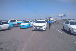 ضبط سيارات مخالفة بدون لوحات بالعاصمة عدن 