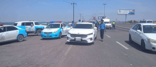 ضبط سيارات مخالفة بدون لوحات بالعاصمة عدن 