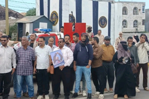 كادر الأمانة العامة يواصل وقفته الاحتجاجية لكسر الوصاية السعودية المفروضة على شعب الجنوب