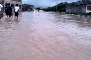 نزوح لأهالي منطقة مهينم بمديرية قصيعر نتيجة سيول غزيرة 