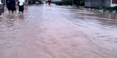 نزوح لأهالي منطقة مهينم بمديرية قصيعر نتيجة سيول غزيرة 