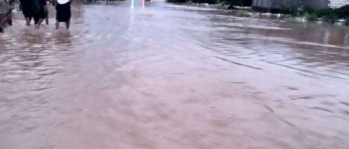 نزوح لأهالي منطقة مهينم بمديرية قصيعر نتيجة سيول غزيرة 