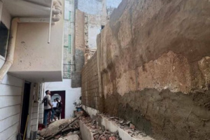 انهيار منزل بحي الشهيد خالد بالمكلا والأسر تنجو