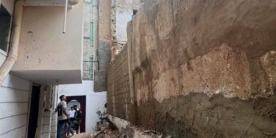 انهيار منزل بحي الشهيد خالد بالمكلا والأسر تنجو