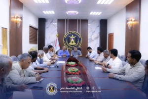 انتقالي العاصمة عدن يجدد مطالبته بفتح المقرات ويستعرض سير العمل في إداراته ومديرياته