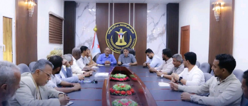 انتقالي العاصمة عدن يجدد مطالبته بفتح المقرات ويستعرض سير العمل في إداراته ومديرياته