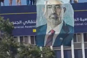 التواهي تشهد إعادة رفع صورة الرئيس الزبيدي فوق مبنى الجمعية العمومية