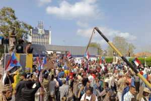 أصدرت جماهير الفعالية السلمية بالتواهي بالعاصمة عدن، اليوم الأربعاء، بيانا ختاميا للاحتشاد الشعبي، جاء نصه على النحو التالي: يا جماهير شعب الجنوب الأبي يا صنّاع المجد، وحماة الأرض، والأوفياء للشهداء والتضحيات نقف اليوم أمامكم، لا لنردد كلمات عابرة، بل لتعلن موقفا تاريخيا واضحًا لا لبس فيه، في لحظة تتعرض فيها إرادة شعبنا لمحاولة قمع ممنهجة واستهداف مباشر لحقنا المشروع في التنظيم والتعبير والوجود السياسي. إن ما أقدمت عليه سلطة الأمر الواقع، ومن يقف خلفها ويدعمها، من إغلاق المقرات المجلس الانتقالي الجنوبي، ليس مجرد إجراء إداري، بل هو عدوان سياسي سافر، ومحاولة يائسة لكسر الإرادة الشعبية الجنوبية وإسكات صوتها الحر. لكننا نقولها اليوم، من قلب هذه الجماهير لن تغلقوا إرادتنا ... ولو أغلقتم كل المقرات. لن تصادروا قرارنا ... ولو حاصرتم كل المساحات. لقد عكست هذه الحشود الشعبية الواسعة حجم الوعي الوطني الجنوبي وأكدت بما لا يدع مجالا للشك أن إرادة شعب الجنوب حاضرة وفاعلة، وأن أي محاولات لفرض واقع سياسي بالقوة، أو مصادرة الحق في العمل السياسي والتنظيمي، أو استهداف الحامل السياسي للقضية الجنوبية، لن تؤدي إلا إلى مزيد من التماسك الشعبي والاصطفاف الوطني والالتفاف حول قضية الجنوب العادلة. إن هذه الفعالية الجماهيرية جاءت رفضا واضحًا للإجراءات التعسفية التي استهدفت مقرات المجلس الانتقالي الجنوبي، وما رافقها من تضييق على العمل السياسي السلمي، ومحاولات لإسكات الصوت الجنوبي الحر، ومصادرة حق أبناء الجنوب في التعبير عن إرادتهم السياسية المشروعة. كما أكدت الجماهير المحتشدة، من خلال حضورها المنظم والتزامها الكامل بالسلمية والانضباط، أن شعب الجنوب يمتلك من الوعي والمسؤولية ما يجعله قادرًا على الدفاع عن قضيته الوطنية وحقوقه السياسية بوسائل حضارية وسلمية، وأنه لن ينساق إلى أي محاولات لجره إلى مربع الفوضى أو تشويه مطالبه العادلة. وعليه، يؤكد المحتشدون أولاً: التمسك بالمجلس الانتقالي الجنوبي وشرعية الرئيس القائد عيدروس قاسم الزُبيدي، والتفافهم الكامل حول قيادته، واعتبار أي محاولة للتقليل من شرعيته أو المساس بدوره خيانة للإرادة الشعبية الجنوبية الحرة. كما يُجدد المحتشدون التمسك بالثوابت الوطنية الجنوبية والحفاظ على المكتسبات الوطنية من استحقاقات سياسية نتجت عن اتفاقات برعاية إقليمية، معتبرين أي تنازل عنها خيانة لدماء الشهداء واستهانة بتضحيات الشعب الجنوبي. كما يطالب المحتشدون بالتمسك بالبيان السياسي والإعلان الدستوري الصادر في 2 يناير 2026 كإطار لحل الأزمة اليمنية، ويؤكدون على ضرورة حماية الجغرافيا الجنوبية بعيداً عن أي مشاريع أو أجندات إقليمية تسعى لتقويض حقوق الجنوب والعبث بثرواته أو النيل من استحقاقاته المصيرية. ثانياً: مخرجات الفعالية الجماهيرية: 1. المطالبة الفورية بفتح كافة مقرات المجلس الانتقالي الجنوبي، وتمكين هيئاته وقياداته وأعضائه من ممارسة مهامهم السياسية والتنظيمية دون قيد أو شرط. 2. الرفض القاطع لأي إجراءات أو ممارسات تستهدف العمل السياسي السلمي أو تسعى إلى التضييق على الحريات العامة وحق التعبير والتنظيم والتظاهر.  3. مطالبة الجهات المعنية بكشف الجهة التي تقف خلف قرار إغلاق المقرات، وتحميلها المسؤولية السياسية الكاملة عن هذا التصعيد وما ترتب عليه من احتقان شعبي وسياسي. 4. التأكيد على أن استهداف المجلس الانتقالي الجنوبي هو استهداف للحامل السياسي للقضية الوطنية الجنوبية، ومحاولة مرفوضة للالتفاف على إرادة شعب الجنوب ومصادرة صوته السياسي. 5. التجديد على التمسك الكامل بالحقوق والثوابت الوطنية الجنوبية ورفض أي محاولات لإضعاف المشروع الوطني الجنوبي أو احتوائه أو تجاوزه تحت أي مبررات أو مسميات. 6. تأكيد أن هذه الفعالية تمثل رسالة شعبية واضحة، وأن كافة الخيارات السلمية المشروعة ستظل مفتوحة في حال استمرار هذه الممارسات أو عدم الاستجابة للمطالب العادلة التي عبر عنها الشارع الجنوبي اليوم. 7. إدانة واستنكار ما أقدمت عليه سلطات الأمر الواقع في محافظة حضرموت من إغلاق لمقرات المجلس الانتقالي الجنوبي بأوامر صادرة عبر الأجهزة الأمنية وبتوجيهات مباشرة من محافظ المحافظة عضو مجلس القيادة الرئاسي، باعتبار ذلك تصعيدا سياسيا خطيرًا، وانتهاكا صارخا لحق العمل السياسي والتنظيمي، ومحاولة مرفوضة لتوسيع دائرة الاستهداف لتشمل مختلف محافظات الجنوب. 8. الرفض القاطع لما تقوم به سلطات الأمر الواقع من سياسات ممنهجة تستهدف تفكيك القوات المسلحة الجنوبية، والمس بعقيدتها الوطنية وإضعاف دورها التحرري، بما يخدم أجندات تتعارض مع حق شعب الجنوب ومشروعه الوطني. 9. الاستنكار الشديد للإجراءات التعسفية وغير القانونية التي طالت العسكريين في لواء بارشيد بالمكلا، واعتبارها جزءًا من سياسة الاستهداف الممنهج للكوادر والقيادات العسكرية الجنوبية، ومحاولة لإخضاع المؤسسة العسكرية الجنوبية وإعادة توظيفها خارج مهامها الوطنية، بما يعيد إلى الأذهان ممارسات ما بعد 7 يوليو 1994، الاحتلالية. 10. الرفض الكامل لاستمرار وجود القيادات العسكرية والمدنية والقوات الشمالية في أراضي الجنوب، باعتبار ذلك أمرًا مرفوضا شعبيًا ووطنيًا، ويتناقض مع تضحيات أبناء الجنوب وحقهم في إدارة أرضهم ومؤسساتهم وشؤونهم الأمنية والعسكرية والمدنية بعيدًا عن أي وصاية أو هيمنة مفروضة. 11. إدانة ما تقوم به سلطات الأمر الواقع في حضرموت بالزج بطلاب المدارس وموظفي الدولة في أنشطة وأعمال سياسية لا تعبر عن الإرادة الجنوبية الحرة، ورفض استخدام المؤسسات التعليمية والإدارية الرسمية كأدوات للتعبئة السياسية أو لتسويق مشاريع لا تمثل المشروع الوطني الجنوبي. وإذ تُحيي الجماهير المحتشدة كل أبناء الجنوب في الداخل والخارج، الذين لبوا نداء الواجب الوطني أو تفاعلوا معه، فإنها تؤكد أن صوت الشعب لا يُعلى عليه، وأن الرسالة التي حملتها هذه الحشود اليوم هي رسالة واضحة وحاسمة مفادها أن الجنوب حاضر بإرادته ثابت بموقفه، ومتمسك بحقه في التعبير والعمل السياسي والدفاع عن قضيته الوطنية العادلة، ضد الالتفاف والابتزاز والاستقواء العابر