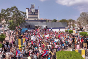 جماهير شعب الجنوب تعيد فتح مقرات المجلس الانتقالي بالعاصمة عدن