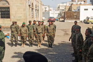 مدير قسم شرطة القاهرة بعدن يشدد على الثبات المهني واستمرار الجاهزية الأمنية