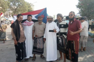 رغم القمع .. المتظاهرون يتجاوزون أول حاجز أمني للمشاركة بمسيرة المكلا