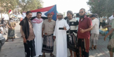 رغم القمع .. المتظاهرون يتجاوزون أول حاجز أمني للمشاركة بمسيرة المكلا