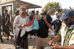 القوات المدعومة سعوديًا تقمع المتظاهرين السلميين في المكلا