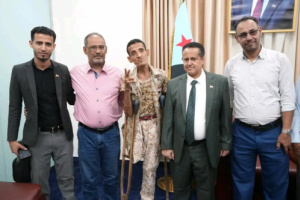 بتوجيهات الرئيس الزُبيدي .. الحالمي يكرّم البطل الجريح علوي عبدالله بدرع الصمود