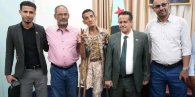 بتوجيهات الرئيس الزُبيدي .. الحالمي يكرّم البطل الجريح علوي عبدالله بدرع الصمود