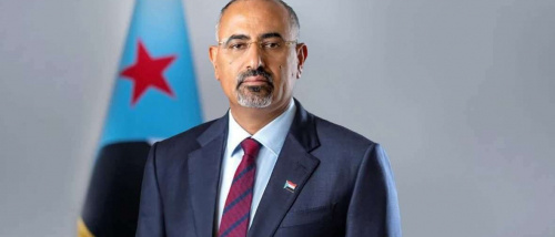 الرئيس الزُبيدي يُعزَّي أسرتي الشهيدين عمر باحيدرة وأحمد المطحني