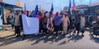 مسيرة حاشدة في أحور تضامناً مع حضرموت ومطالبة بمحاسبة المتورطين في أحداث المكلا