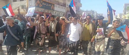 تلبية لدعوة الانتقالي .. مسيرة حاشدة في عزان تضامناً مع أبناء حضرموت