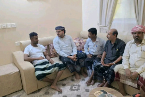 الجفري يتفقد الجريح أسامة الجامع ويؤكد متابعته المباشرة لنقله للعلاج في الخارج