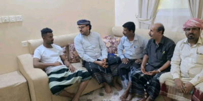 الجفري يتفقد الجريح أسامة الجامع ويؤكد متابعته المباشرة لنقله للعلاج في الخارج