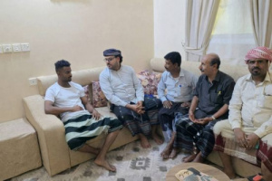 وفد من انتقالي حضرموت يتفقد الجريح أسامة الجام