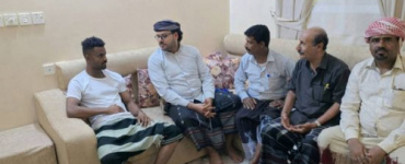 وفد من انتقالي حضرموت يتفقد الجريح أسامة الجام