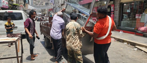 حملة ميدانية متواصلة لتنظيم حركة السير والأسواق بمديرية صيرة بعدن