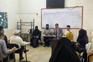 اجتماع عمادة كلية اللغات والترجمة بجامعة عدن مع أعضاء الهيئة التدريسية لمناقشة الإجراءات النهائية للتقديم لنيل الاعتماد الأكاديمي