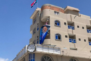 صور الرئيس الزُبيدي تتصدره .. إعادة فتح مقر الانتقالي في المكلا