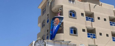 صور الرئيس الزُبيدي تتصدره .. إعادة فتح مقر الانتقالي في المكلا