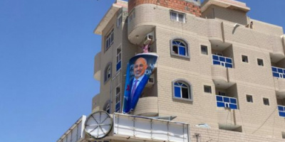 صور الرئيس الزُبيدي تتصدره .. إعادة فتح مقر الانتقالي في المكلا