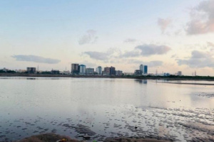 خبير في الأرصاد الجوية يوضح أسباب ارتفاع المد البحري في ويحذر من التهاون