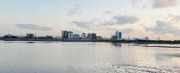 خبير في الأرصاد الجوية يوضح أسباب ارتفاع المد البحري في ويحذر من التهاون