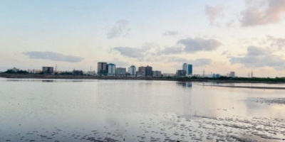 خبير في الأرصاد الجوية يوضح أسباب ارتفاع المد البحري في ويحذر من التهاون