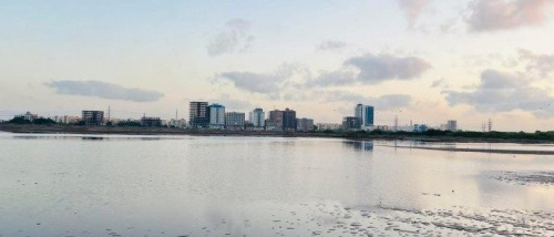 خبير في الأرصاد الجوية يوضح أسباب ارتفاع المد البحري في ويحذر من التهاون